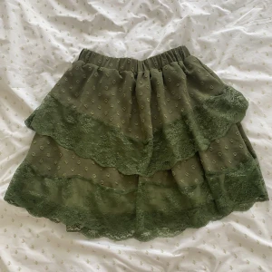 grön volangkjol - helt oanvänd grön volangkjol! kan has både högmidjat och lågmidjat eftersom den är stretchig