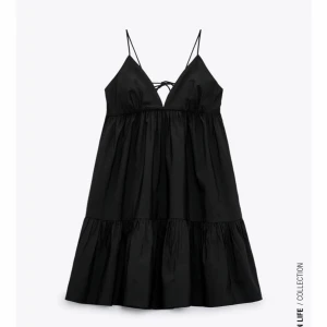 Zara klänning - Tror denna är slutsåld, så fin och i väl skick 💕💕💕