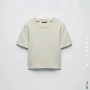 Stickad t-shirt - Säljer denna t-shirt från zara💕den är i bra skick💕