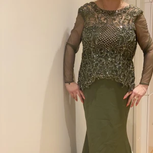 Festklänning 🧚‍♂️  - Festklänning från dubai, säljer för halvapris 2000! Använd endast en gång!! Jätte fin och söt perefekt för fester såsom bröllop🧡