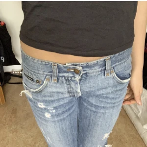 Dolce & Gabbana jeans - Superfina, lågmidjade jeans från dolce & Gabbana. Lite lika acnejeansen med tanken på fickan på baksidan😍Midjemått är cirka 73. Innerbenslängden är 75, avklippta längst ner.💕💕