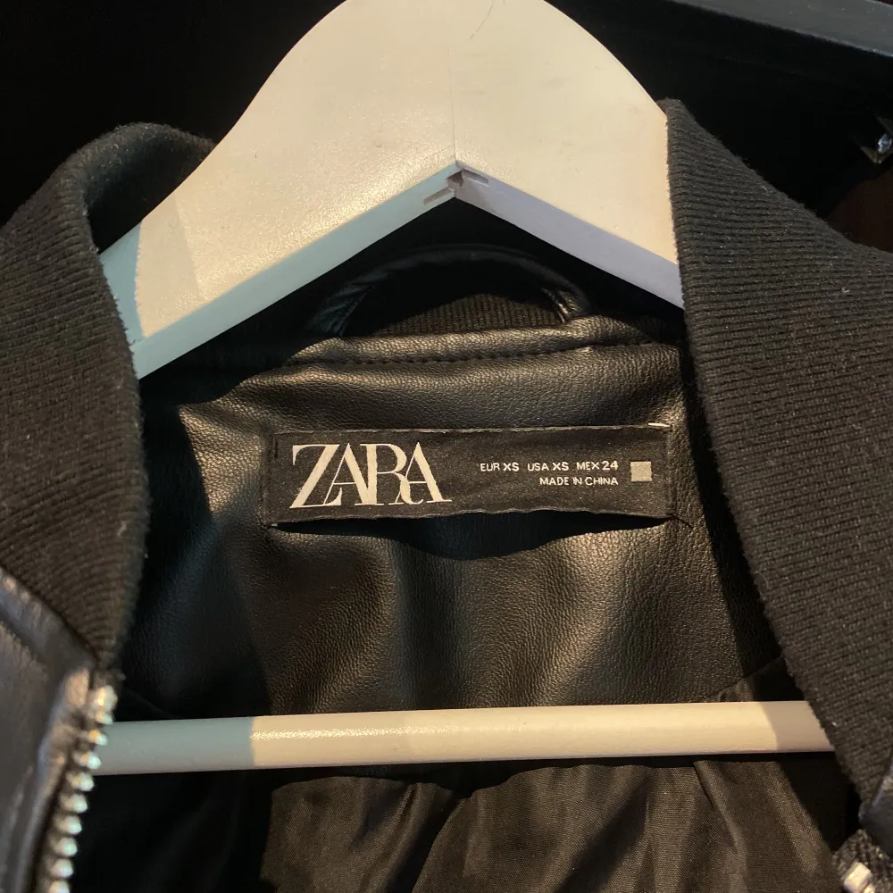Slutsåld Skinnbomber från Zara strl XS. Myxket gott skick. Jackor.