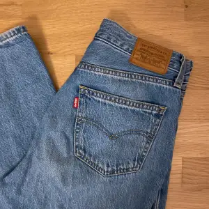 Säljer dessa super snygga levis jeans pågrund av att de har blivit för stora. De är i nyskick och i W25. Modellen är loose fit med raka ben. Mid waiste/low waist. Skulle säga att de är hyfsat stora i storleken💙