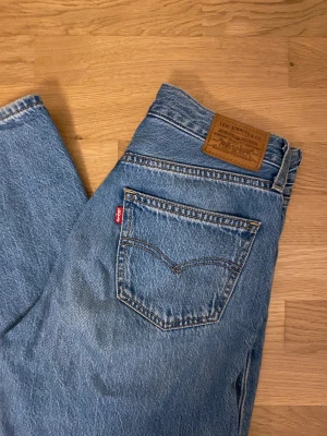 Levis Loose straight  - Säljer dessa super snygga levis jeans pågrund av att de har blivit för stora. De är i nyskick och i W25. Modellen är loose fit med raka ben. Mid waiste/low waist. Skulle säga att de är hyfsat stora i storleken💙