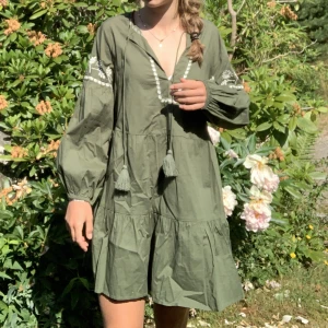 Zara klänning  - Säljer denna ursnygga klänning ifrån zara! Säljer då den var för stor och jag ej hann skicka tillbaka! Därav helt ny😩👑 frakt tillkommer 🌟