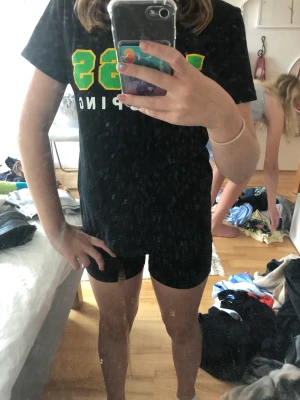 Lass tröja - Säljer denna simskola tröja som jag köpte för ett halv år sedan. Bara använd ett fåtal gånger och är i nyskick! Stl 130-140 ❤️