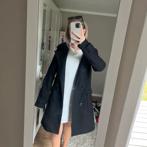 Kappa - En svart kappa med längd till knäna ungefär. Jag är ca 170 cm. Superfin till höst, vår och vinter