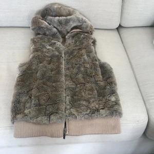 Fauxpälsväststl34 - Fauxpäls väst esprit stl34kolla foton för färg