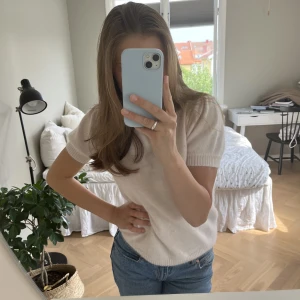 Stickad T-shirt  - Stickad T-shirt i bra kavite och söt detalj vid ärmen 