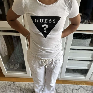 Guess t-shirt - sparsamt använd t-shirt från guess😇