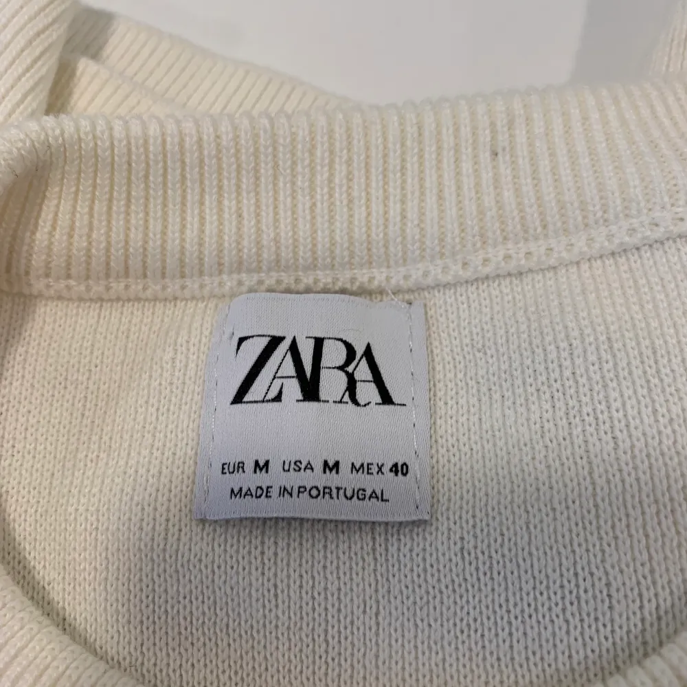 Två stycken tjusiga Zara tröjor med knappar, båda i storlek M  Storlek M, oanvänd, mycket bra skick. T-shirts.