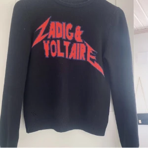 Zadig & Voltaire stickad tröja - Säljer denna superfina zadig tröja i strl xs gjort av 95% bomull och 5% kashmir. Användad bara ett fåtal gånger. Nypris 800:- säljer för 500 + frakt.💕