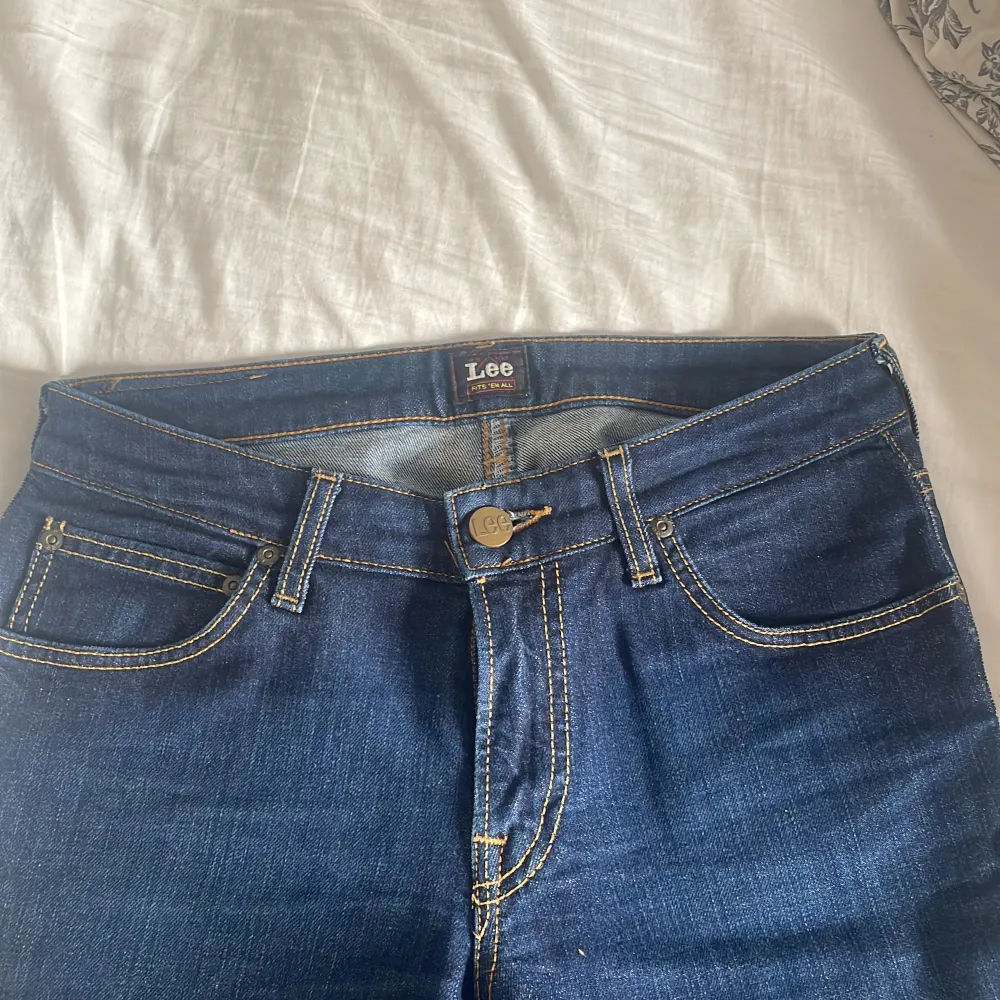 Jättesnygga mörkblåa lågmidjade straightjeans från Lee.  Finns fler bilder om det önskas. Jeans & Byxor.