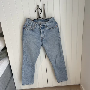 Levi’s 501 - Klassiska levis 501or i en snygg ljusblå färg. Säljer då de tyvärr blivit för små.  Storlek W25 L26 så blir som en cropped modell. Älskar dessa jeansen, klassiska och passar till allt!!⚡️⚡️