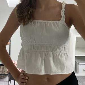 Vit topp - Säljer denna söta toppen från H&M! 💕