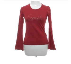 Espirit tröja - Säljer denna röda fina långärmade tröja från Espirit, jättebra kvalite, säljer då den inte passar mig