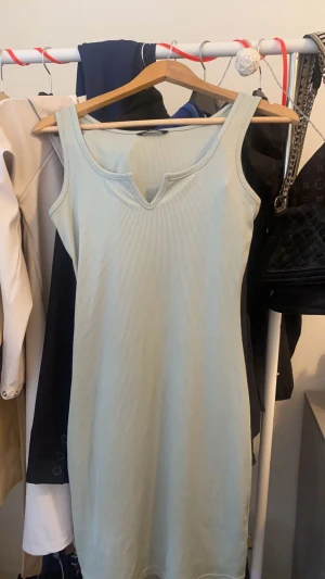 Klänning - En fin tajt klänning som formar kroppen och brösten fint