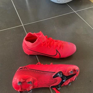 Fotbollsskor  - Nike Superfly 7 Academy Fg/Mg AT7946 606 (Röd), storlek 40. Skick: 9/10. 300 kr
