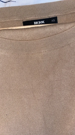 Kroppad huddie - En fin kroppad huddie fin över en klänning på sommaren när det är lite kyligt från bikbok