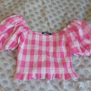 Fin sommartröja  - Fin sommarblus köpt i från gina tricot. Nypris: 250 kr säljer för 100 kr + frakt 💗 betalning sker via swish