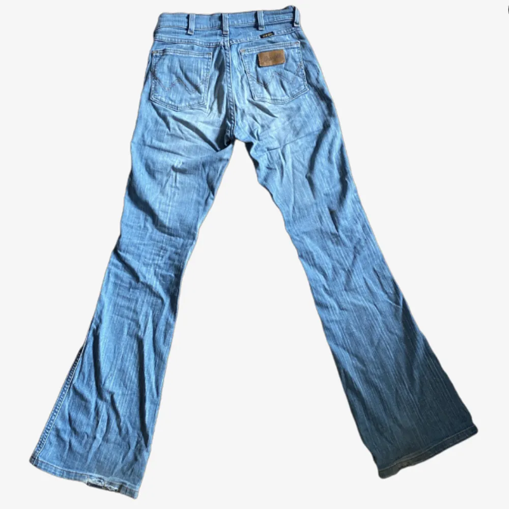 Low waist boothcut jeans från wrangler. Skick: bra  Säljes pga fel storlek. Jeans & Byxor.