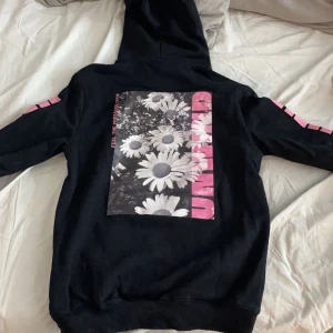 Hoodie - Säljer denna Hoodie pga kommer aldrig till användning, storlek m 💕 skriv till mig innan du trycker på ”köp nu”