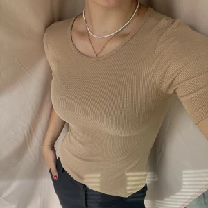 Ribbad t-shirt 🤎🤍 - En enkel beige ribbad t-shirt från Gina Tricot i storlek S men som kan passa hela vägen upp till L då den är väldigt stretchig! Använt max tre gånger🤎🤍