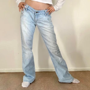 Lågmidjade jeans  - As sommriga lågmidjade utsvängda jeans med detaljerade bakfickor 💘 Kom privat vid funderingar 🤍