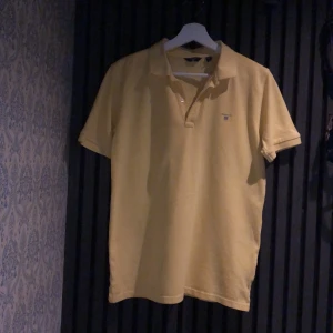 Gant piké tröja - Jag säljer en Gant piké tröja. Strl 170 cm. Cond: 9/10. Priset kan diskuteras.😀