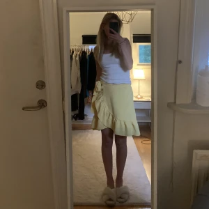 volangkjol - Säljer en söt volangkjol från vero moda. Den är endast använd ett fåtal gånger och därför i topp skick💕💕💕