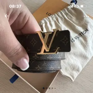 Louis Vuitton monogram brun skärp till fsn.  20mm samt 85|35 i storlek Reptricken logga.  Medföljer box dustbag och påse   Inköpt Köpenhamn 