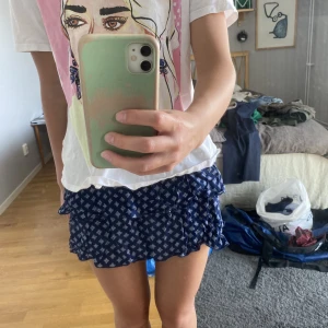 Kjol - As fin lågmidjad volang kjol