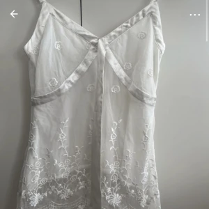 Spets linne - Säljer detta somriga spets linne från Gina! Anledningen är för att det är för litet för mig som man ser i bild 3. 