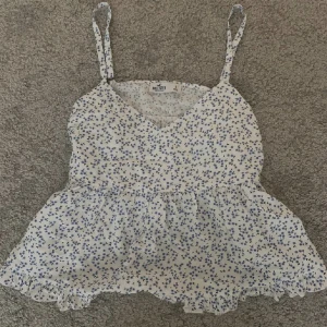 Söt blommig topp - fin blommig topp från zalando, säljer pga att den inte blivit använd!  (nytt skick) 💘