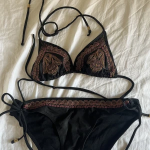 Bikini  - Säljer den här jätte fina bikinin som tyvärr är för liten för mig❤️ser ut som ny🌸 jätte fin mönster man kan knyta själv, inlägg finns i❤️