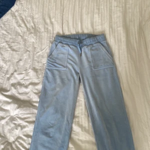 Juicy couture  - Nästan helt oanvända, säljer pgr av att dem inte kommer till användning. Liten spricka i sömnen (bild 3) inget som inte går att laga, syns ej när man har på sig dem. Köparen står för frakten 💕