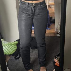 Smått glansiga jeans från Zara. Stora i storleken!