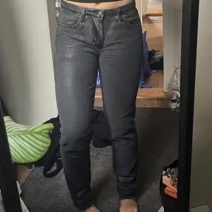 Smått glansiga jeans från Zara. Stora i storleken!