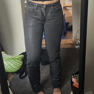Glansiga jeans - Smått glansiga jeans från Zara. Stora i storleken!