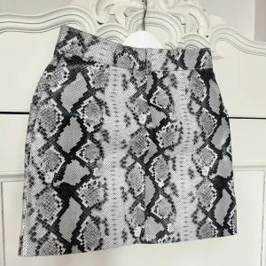 MAJE - En äkta MAJE kjol i äkta skinn. Inga deffeker, knappt använd!❤️🔥