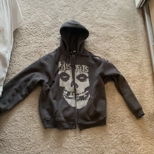 Grå luvtröja - En oversized grå luvtröja med dragkedja och tryck som jag köpt från H&M. Använt fåtal gånger och kommer inte till användning🫶🏼