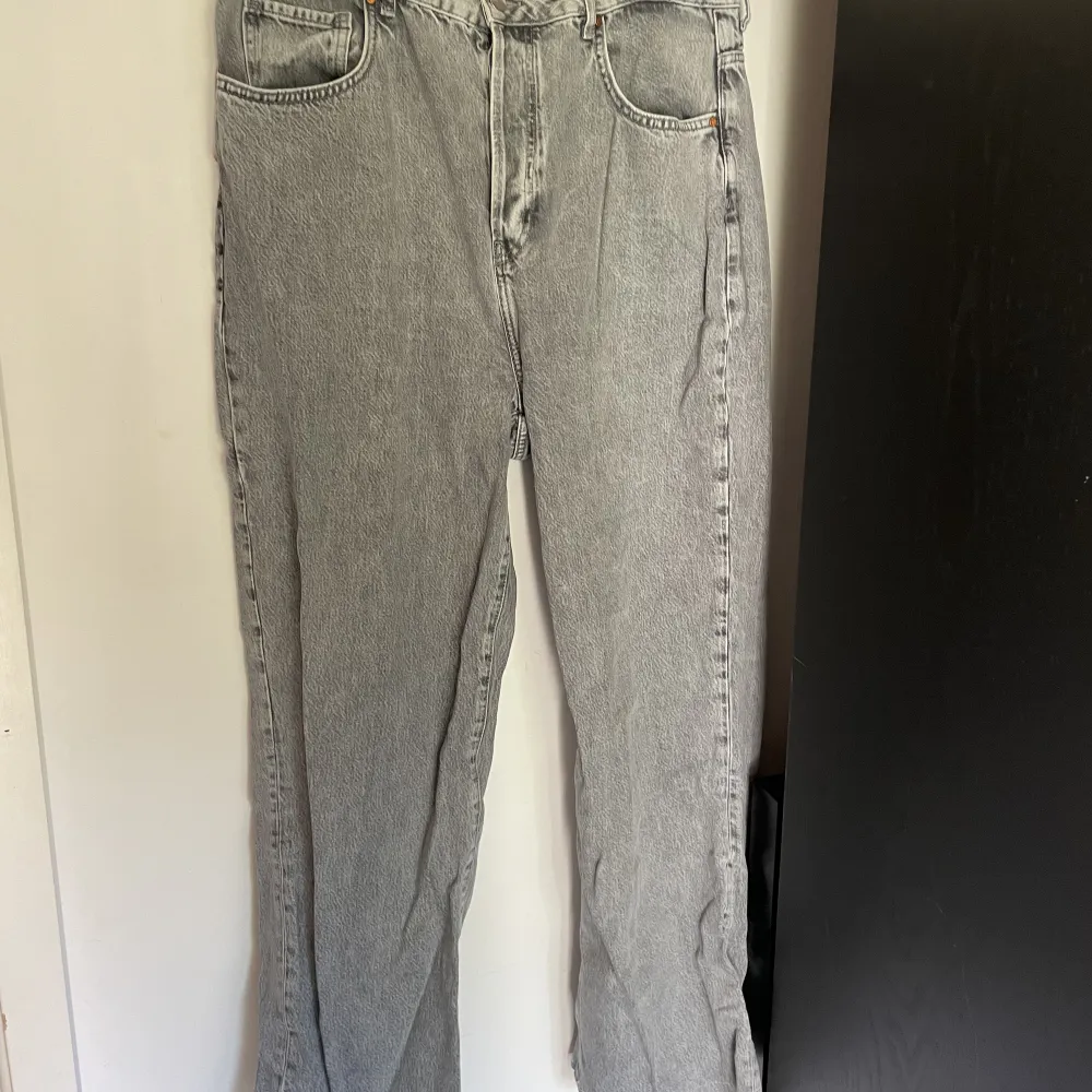 Straight gråa jeans . Jeans & Byxor.