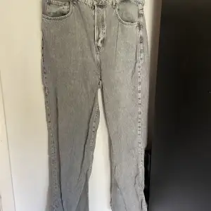 Straight gråa jeans 