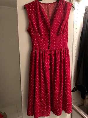 Rödprickig klänning med knappar - Från Shein stl S
