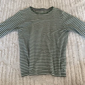 grön randig tröja - grön och vit randig tröja i storlek 170 men skulle säga att den sitter som storlek M 🫶kontakta mig vid intresse