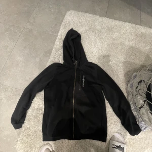 Sail racing zip - Säljer min sail racing hoodie då den inte passar och jag inte använder längre, bra skick. För frågor eller bilder hör av dig