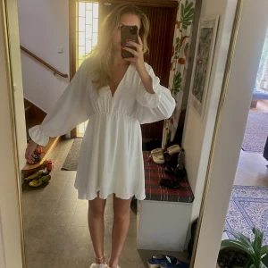 Vit sommarklänning - Vit långärmad klänning från Chiquelle! Finns ej kvar på hemsidan. Storlek 40, passar mig som vanligtvis har storlek 38/M. Köptes för 599kr. Aldrig använd.