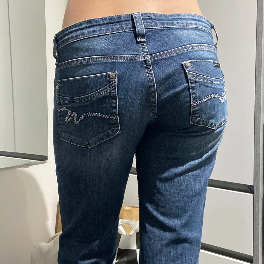 Mörkblåa straight jeans