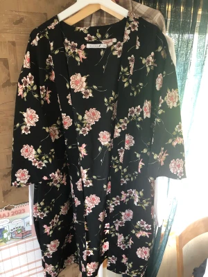 Kimono - Aldrig använd. Har stått i garderoben bara och den hann bli för stor. Kan upplevas som mindre i storlek