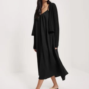 svart klänning - drömmig klänning från Nelly, i oanvänt skick (storlek s). Köpte för 449kr🫶🏼 Säljer en likadan i vit!! 💕💕